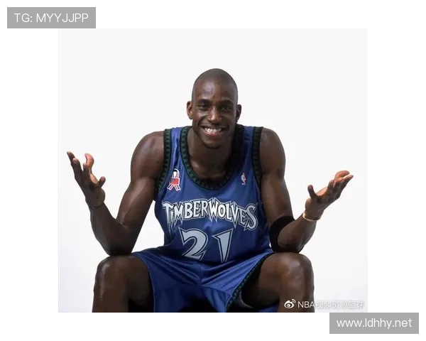 加内特利用挡拆制造错位提升防守压迫，区别于内线传统高度威胁