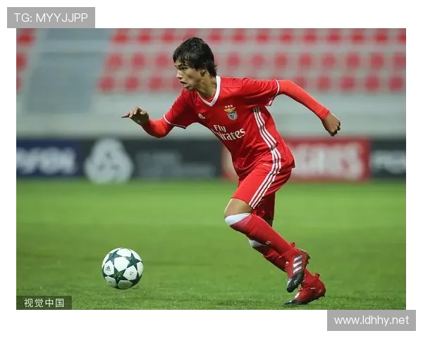 菲利克斯穿着拖鞋进俱乐部包厢，手里拿的居然不是球鞋谁能想到啊