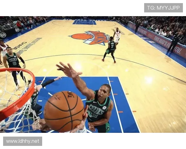 艾尔·霍福德利用挡拆提升防守强度 拉开内线空间效果明显